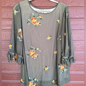 🖖 Fig and Flower 🖖 floral embroidered peasant 3/4 sleeve top